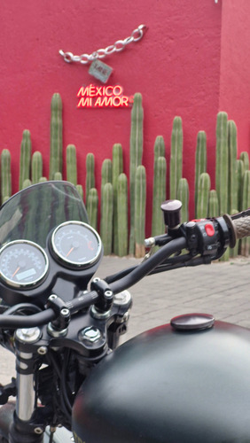 Triumph 900