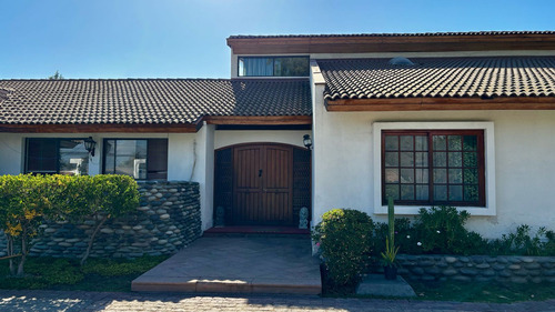 Venta De Espectacular Propiedad En Pirque. Gran Casona, Ubic