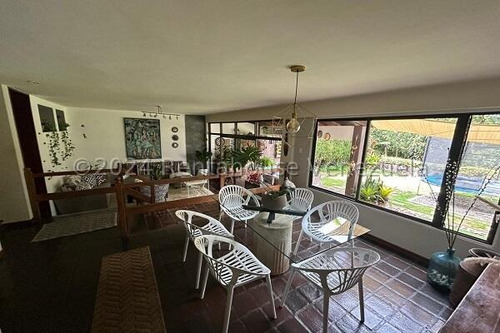 En Venta Casa Varios Niveles Ubicada En Buena Zona Del Hatillo 24-28093