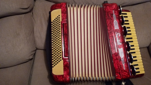 Imagem 6 de 6 de Vendo Uma Acordion