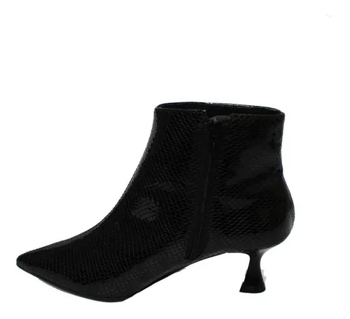 Bota feminina de verniz 2025