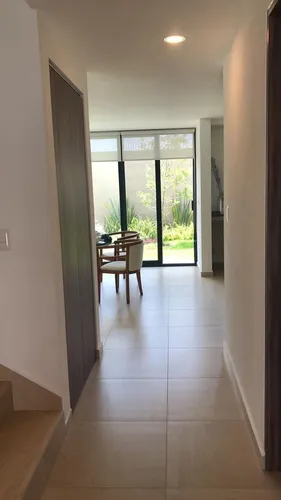 Se Vende Casa Entre El Refugio Y Zibata, 3 Recamaras, 2.5 Baños, Jardín, Roof Ga