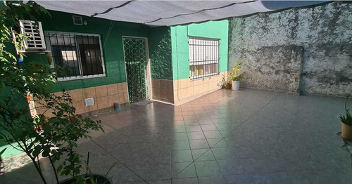 En Venta Casa Al Fondo En Caseros De 4 Ambientes Con Dos Baños; Al Frente Patio; Living Comedor, Cocina Comedor; Tres Habitaciones  F: 8396