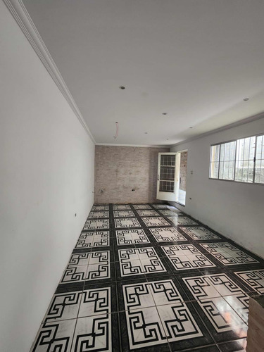 Casa Térrea Com 02 Quartos E 02 Vagas De Garagem
