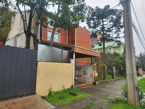 Casa En Venta De 9 Dorm. En Concepción