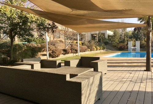 Casa En Venta De 5 Dorm. En Las Condes
