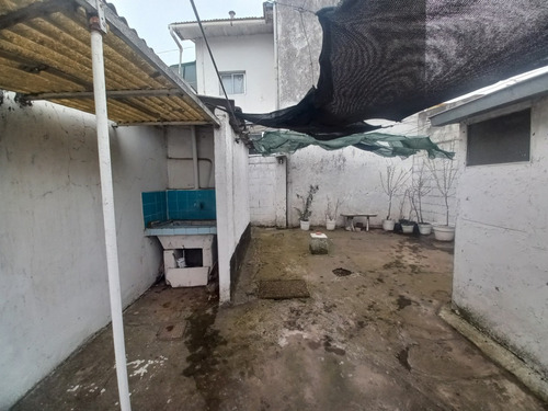 Casa 3 Ambientes Con Garaje Y Parque, A Reciclar Parcialmente, En Barrio Santa Monica