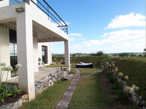 Hermosa Casa Y Terreno Adyacente. 1200 M2 Totales