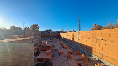 Venta De Casa En Pozo En Cipolletti, Barrio Altos De La Falda