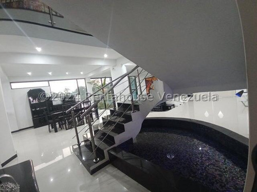 Hermosa Casa Con Estilo Moderno, De Dos Niveles, Cuenta Con Hall De Entrada, Sala De Estar, Tres Dormitorios Con Baños Y Vestier , Una Habitación Solo Con Baños, Un Medio Baños, Family Room