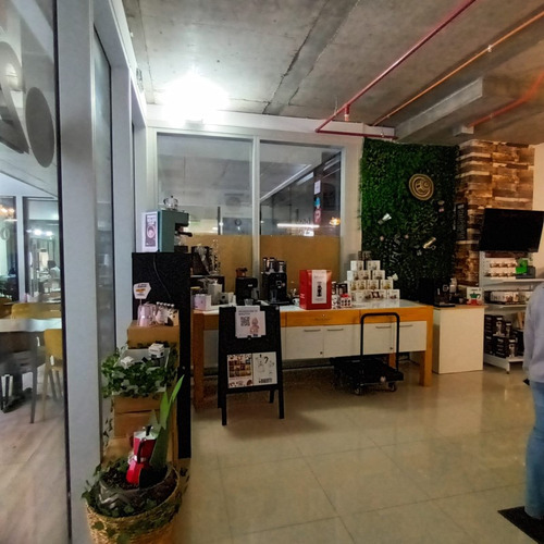 Local En Arriendo Con Terraza De Uso Y Goce