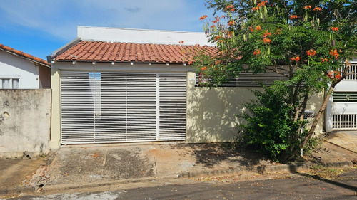 Casa Recém Reformada Com 3 Dormitórios Em Marília!
