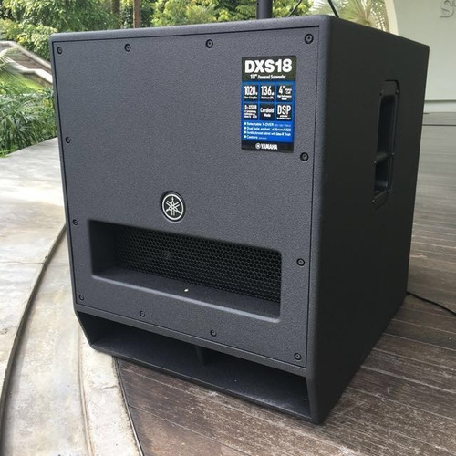 Subwoofer amplificado Yamaha Dxs18 1020w 136db cor preta