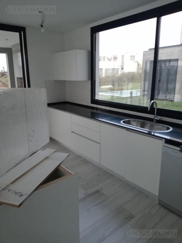 Casa Al Lago En Venta En El Barrio Acacias, Puertos / Escobar
