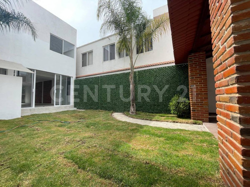 Venta De Casa, 3 Recamaras Con Closet, 3 Baños, Amplio Jardín Con Terraza