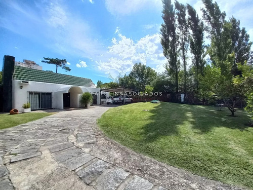 Casa De 4 Dormitorios En Cantegril, Punta Del Este