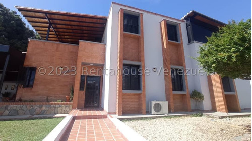 En Venta En La Urbanización Sabana Larga De Valencia, Hermosa Casa, Moderna Y Muy Acogedora