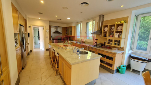 Residencia De Estilo Frances En Zona Privilegiada.