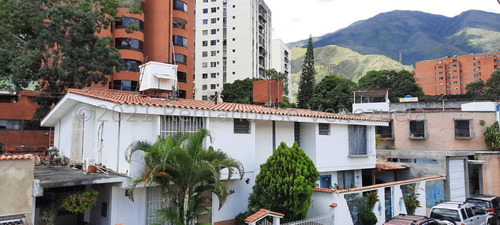 Hermosa Y Amplia Casa Remodelada En Venta Los Chorros Caracas 22-420