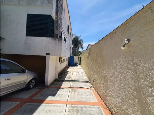 Venta Casa Tres Plantas En Lomas De Club Hipico Con Anexo Baruta