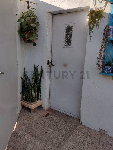 Venta - Casa De 2 Dormitorios - Barrio Parque Casado