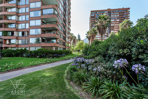 Gran Distribución Y Ubicación. Seguro Y Bonito Condominio.