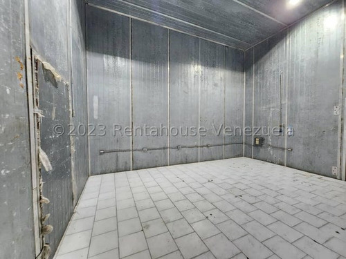 Galpon En Alquiler En Zona Industrial,cuenta Con Un Area De Construccion De 1730 Completamente Amoblado Con 5 Cavas De Conservacion Capacidad 180 Toneladas, Maquina De Envasado De Leche Y Mas Dennymar