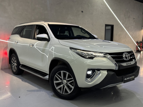 Toyota Hilux SW4 2.8 SRX 4X4 7 LUGARES 16V TURBO INTERCOOLER DIESEL 4P AUTOMÁTICO