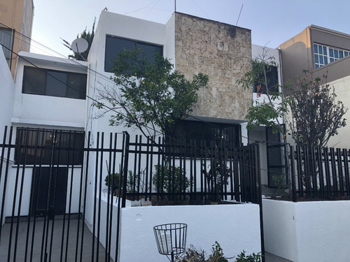 Casa Amplia Con Rec Con Baño Pb, Bodega, 4 Rec 2.5 Baños Lomas Boulevares Tlalnepantla