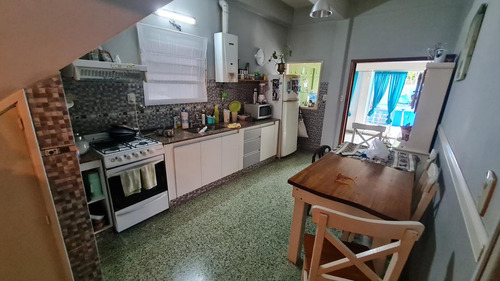 Casa En Lote De 10 X 50, 3 Ambientes, Garage Pasante Y Fondo Libre Parquizado