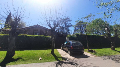 Casa En Venta De 3 Dormitorios En City Bell 465 Y 13c
