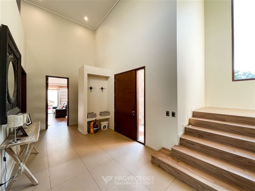 Casa En Venta De 5 Dorm. En Colina