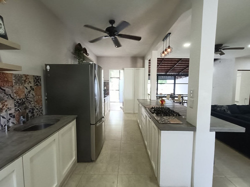 Venta De Casa De Un Piso En Baspul De 3 Recámaras, Semi Amueblada