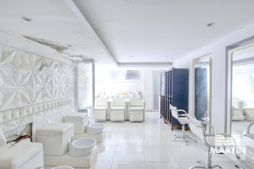 Local De 170 M2 Cubiertos, 2 Baños, 2 Subsuelos Y Jardín, A Metros De Alvear.
