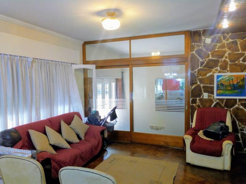 En Venta Ph Al Frente Con 2 Dormitorios Y Cochera.