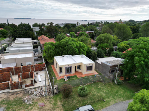 Casa En Venta Colonia Del Sacramento, 2 Dormitorios Próxima A Rambla 