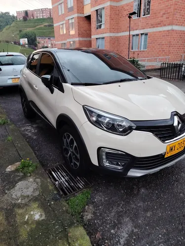 Camioneta Captur Zen, Automática, Modelo 2021, Motor 2.0