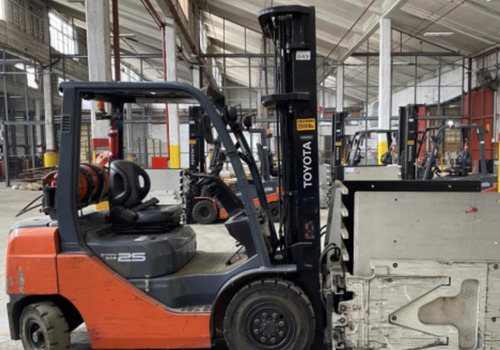 Imagen 21 de 25 de Autoelevador Toyota Fg25 Con Clamp Cascade 2012 Envio A Pais