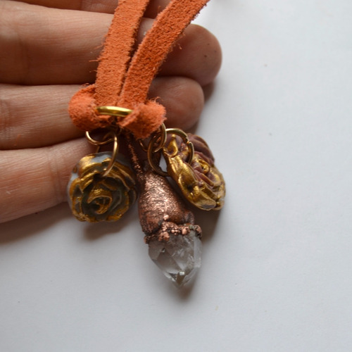 Imagen 2 de 6 de Colgante Cuarzo Cristal, Flores Y Cuero Naranja, Cod1