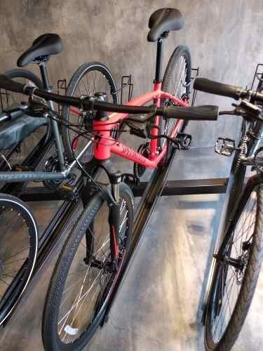 Bicicleta ruta masculina Specialized Crosstrail Sport  2018 R28 18" 9v freno disco hidráulico color nordic red/navy/silver flake reflective  