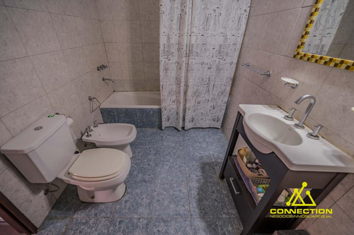 Casa 6 Ambientes En Venta. Banfield Con Pileta