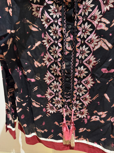 Camisa Rapsodia Con Flores Bordadas Y Brillos (Usado)