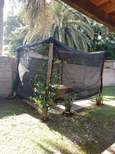 Vendo Casa : 2 Dormitorios ,baño , Living ,cocina Comedor .
