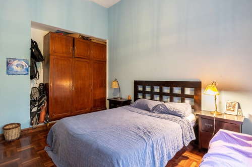 Hermosa Casa En Pocitos, 4 Dormitorios 3 Baños, Uno En Suite, Jardín. Garaje. Amplias Habitaciones. Calle Muy Tranquila. Oportunidad.