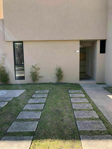 Se Vende Casa Entre El Refugio Y Zibata, 139 M2, Gran Jardín, 3 Recamaras