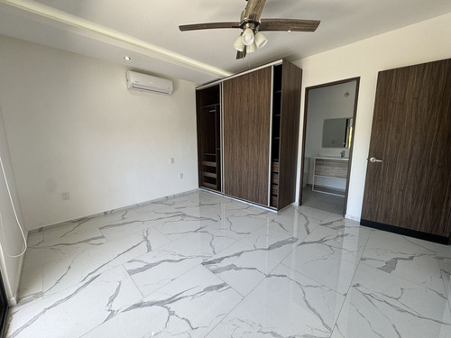 Casa En Renta En Merida, Temozon Norte Y Con Diseño Moderno. ¡3 Pisos!