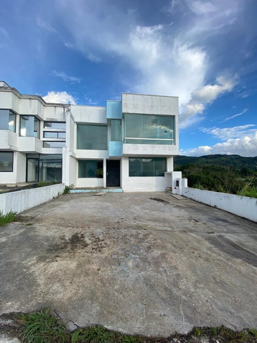 Imagen 1 de 13 de Casa En Colinas De Pirineos En Obra Gris Lh