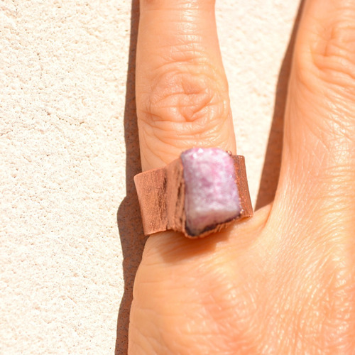 Imagen 3 de 10 de Anillo Texturado Con Piedra Natural Turmalina Rosa Y Cobre
