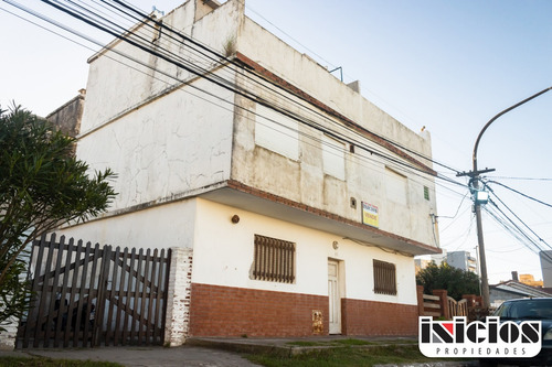 Tríplex Mar De Ajó: Yrigoyen Nº 555, Entre Blanco Encalada Y Sacconi - C559