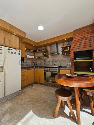 Casa En Venta Los Castores Totalmente Remodelada, Amoblada Acabados De Lujo.